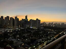 Gramercy 2 bedrooms w Balcony City View