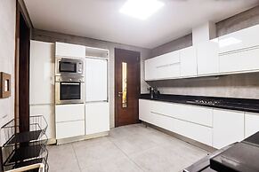 Crystal House Shortlets