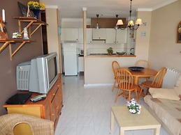 Pretty Apartment Near Roses Beach