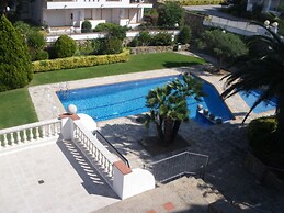 Pretty Apartment Near Roses Beach