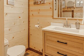 Family-friendly Cabin w/ Hot Tub in Gatlinburg!