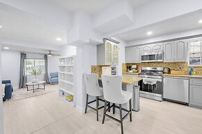 Near Parks & Casinos: Modern Home in Hollywood!