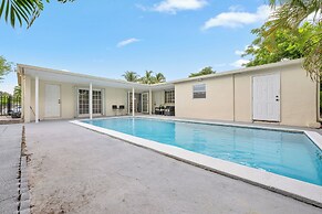 Near Parks & Casinos: Modern Home in Hollywood!