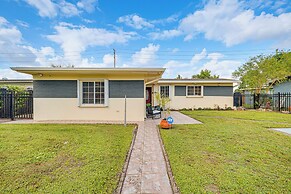 Near Parks & Casinos: Modern Home in Hollywood!