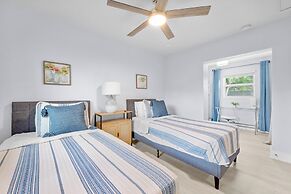 Near Parks & Casinos: Modern Home in Hollywood!