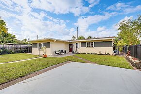 Near Parks & Casinos: Modern Home in Hollywood!