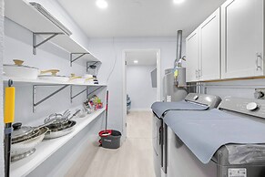 Near Parks & Casinos: Modern Home in Hollywood!