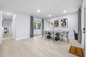 Near Parks & Casinos: Modern Home in Hollywood!