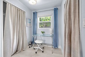 Near Parks & Casinos: Modern Home in Hollywood!