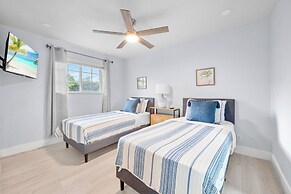 Near Parks & Casinos: Modern Home in Hollywood!