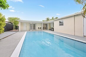 Near Parks & Casinos: Modern Home in Hollywood!