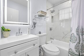 Near Parks & Casinos: Modern Home in Hollywood!