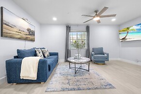 Near Parks & Casinos: Modern Home in Hollywood!