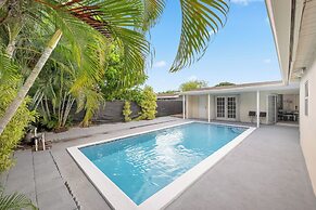 Near Parks & Casinos: Modern Home in Hollywood!