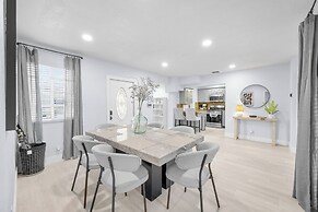Near Parks & Casinos: Modern Home in Hollywood!