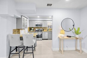 Near Parks & Casinos: Modern Home in Hollywood!