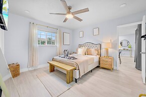 Near Parks & Casinos: Modern Home in Hollywood!