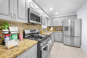 Near Parks & Casinos: Modern Home in Hollywood!