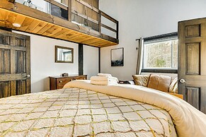 11 Mi to Sugarbush: Eclectic Ski House w/ Hot Tub!