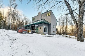 11 Mi to Sugarbush: Eclectic Ski House w/ Hot Tub!