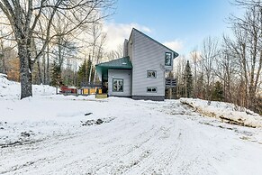 11 Mi to Sugarbush: Eclectic Ski House w/ Hot Tub!