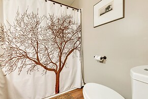 11 Mi to Sugarbush: Eclectic Ski House w/ Hot Tub!