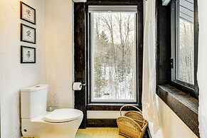 11 Mi to Sugarbush: Eclectic Ski House w/ Hot Tub!