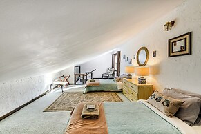11 Mi to Sugarbush: Eclectic Ski House w/ Hot Tub!