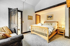 11 Mi to Sugarbush: Eclectic Ski House w/ Hot Tub!