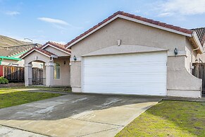 17 Mi to Napa: Spacious Vallejo Family Home!