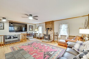 Knoxville Home: On-site Hiking & Outdoor Kitchen!