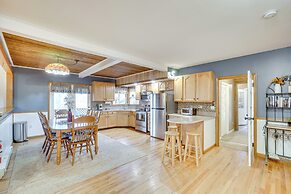 Knoxville Home: On-site Hiking & Outdoor Kitchen!