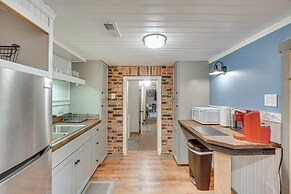 Knoxville Home: On-site Hiking & Outdoor Kitchen!