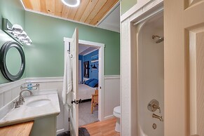 Knoxville Home: On-site Hiking & Outdoor Kitchen!