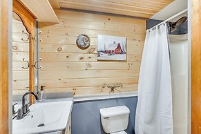 Knoxville Home: On-site Hiking & Outdoor Kitchen!