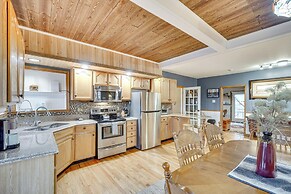 Knoxville Home: On-site Hiking & Outdoor Kitchen!