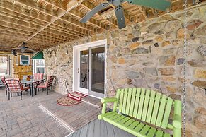 Knoxville Home: On-site Hiking & Outdoor Kitchen!