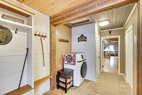 Knoxville Home: On-site Hiking & Outdoor Kitchen!