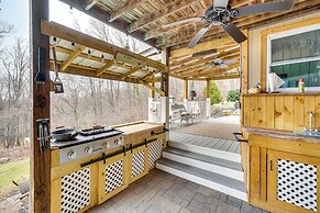 Knoxville Home: On-site Hiking & Outdoor Kitchen!