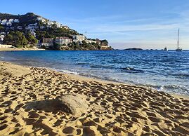 Apartment in Roses Near Sand Beach