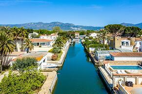 Apartment With Mountain Views