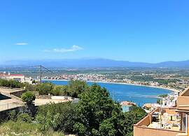 Apartment With Scenic View