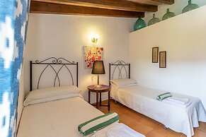 Traditional Charm With Private Pool