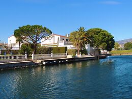 Charming Apartment in Empuriabrava