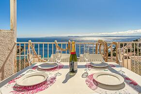 Apartment With Scenic View