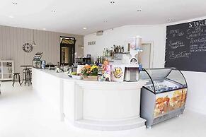 Residence with pool in Luni Mare