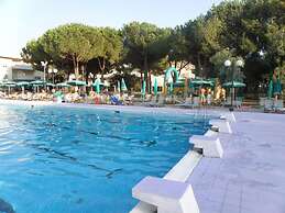 Residence with pool in Luni Mare