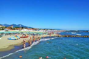 Residence with pool in Luni Mare