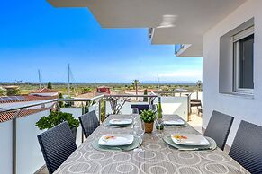 Apartment With Scenic View