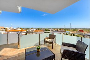 Apartment With Scenic View